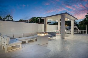 Luxury Escape: Pool, Hot Tub, Gym And More! 6 Bedroom Villa by RedAwni