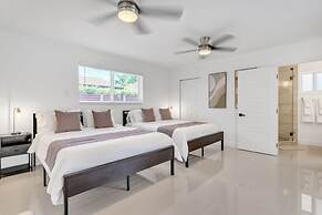 Luxury Escape: Pool, Hot Tub, Gym And More! 6 Bedroom Villa by RedAwni