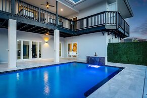 Luxury Escape: Pool, Hot Tub, Gym And More! 6 Bedroom Villa by RedAwni