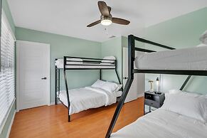 Luxury Escape: Pool, Hot Tub, Gym And More! 6 Bedroom Villa by RedAwni