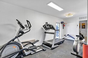 Luxury Escape: Pool, Hot Tub, Gym And More! 6 Bedroom Villa by RedAwni