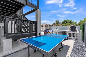 Luxury Escape: Pool, Hot Tub, Gym And More! 6 Bedroom Villa by RedAwni