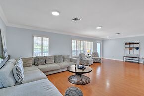 Luxury Escape: Pool, Hot Tub, Gym And More! 6 Bedroom Villa by RedAwni