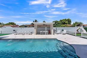 Luxury Escape: Pool, Hot Tub, Gym And More! 6 Bedroom Villa by RedAwni