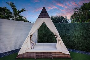 Luxury Escape: Pool, Hot Tub, Gym And More! 6 Bedroom Villa by RedAwni