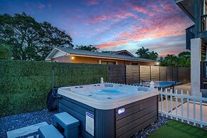 Luxury Escape: Pool, Hot Tub, Gym And More! 6 Bedroom Villa by RedAwni