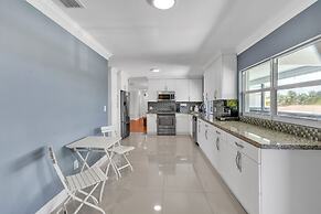 Luxury Escape: Pool, Hot Tub, Gym And More! 6 Bedroom Villa by RedAwni