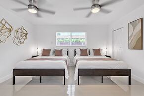 Luxury Escape: Pool, Hot Tub, Gym And More! 6 Bedroom Villa by RedAwni