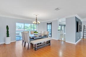 Luxury Escape: Pool, Hot Tub, Gym And More! 6 Bedroom Villa by RedAwni