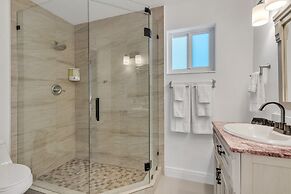 Luxury Escape: Pool, Hot Tub, Gym And More! 6 Bedroom Villa by RedAwni