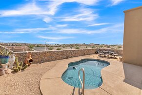 Relax & Rejuvenate: Pool, Sauna & Gym 3 Bedroom Home by RedAwning