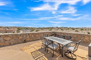 Relax & Rejuvenate: Pool, Sauna & Gym 3 Bedroom Home by RedAwning