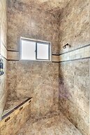 Relax & Rejuvenate: Pool, Sauna & Gym 3 Bedroom Home by RedAwning