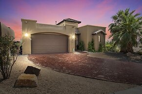 Relax & Rejuvenate: Pool, Sauna & Gym 3 Bedroom Home by RedAwning