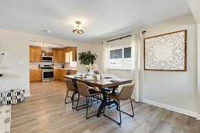 Downtown Windsor Home With Hot Tub & Pool Table