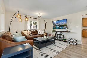 Downtown Windsor Home With Hot Tub & Pool Table