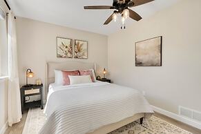 Downtown Windsor Home With Hot Tub & Pool Table