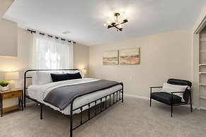 Downtown Windsor Home With Hot Tub & Pool Table