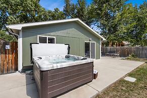 Downtown Windsor Home With Hot Tub & Pool Table