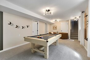 Downtown Windsor Home With Hot Tub & Pool Table