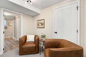 Downtown Windsor Home With Hot Tub & Pool Table