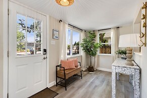 Downtown Windsor Home With Hot Tub & Pool Table