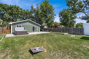 Downtown Windsor Home With Hot Tub & Pool Table