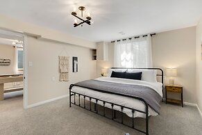 Downtown Windsor Home With Hot Tub & Pool Table