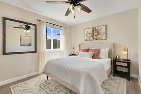 Downtown Windsor Home With Hot Tub & Pool Table