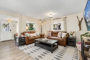 Downtown Windsor Home With Hot Tub & Pool Table