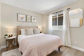 Downtown Windsor Home With Hot Tub & Pool Table