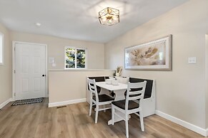 Downtown Windsor Home With Hot Tub & Pool Table