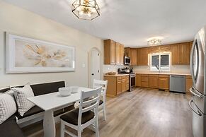 Downtown Windsor Home With Hot Tub & Pool Table