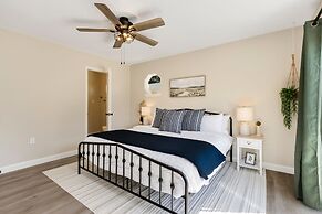 Downtown Windsor Home With Hot Tub & Pool Table