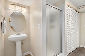 Downtown Windsor Home With Hot Tub & Pool Table