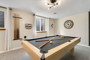 Downtown Windsor Home With Hot Tub & Pool Table