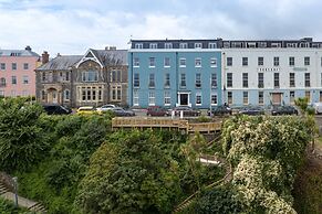 3 Croft House - Beach Front Sea Views Parking