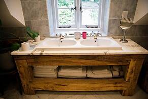 Beautiful Cottage Near Bath