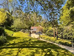 Beautiful Cottage Near Bath