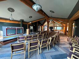 Mike Wiegele Helicopter Skiing