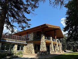 Mike Wiegele Helicopter Skiing