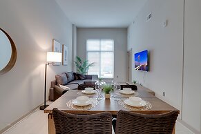 Fantastic Condo at Crystal City With Gym