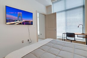 Fantastic Condo at Crystal City With Gym