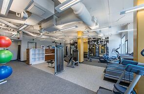 Fantastic Condo at Crystal City With Gym