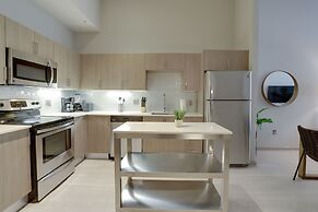 Fantastic Condo at Crystal City With Gym