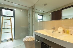 100mBeachfront gym Swimming Pools c100