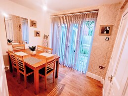 Bas Charming 3 Bedroom House