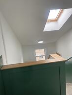 Bright & Spacious, Central for Airport and Glasgow