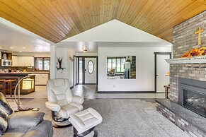 Deck & Mtn Views: Libby Home on Golf Course!