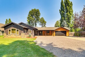 Deck & Mtn Views: Libby Home on Golf Course!
